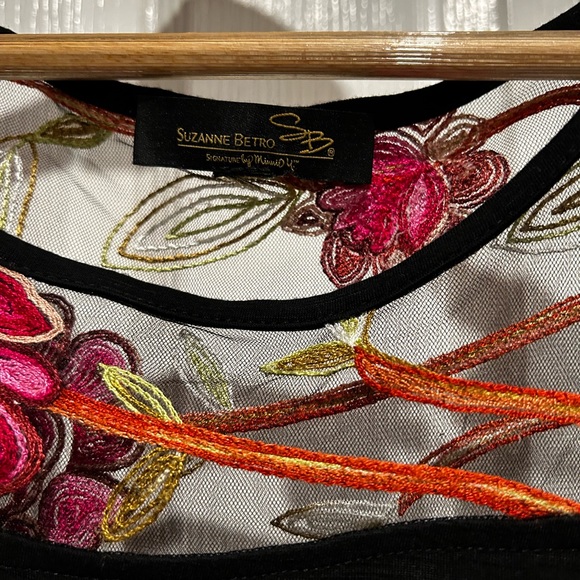 Lot of four  Women’s summer/spring tops - all size large. - Picture 2 of 16